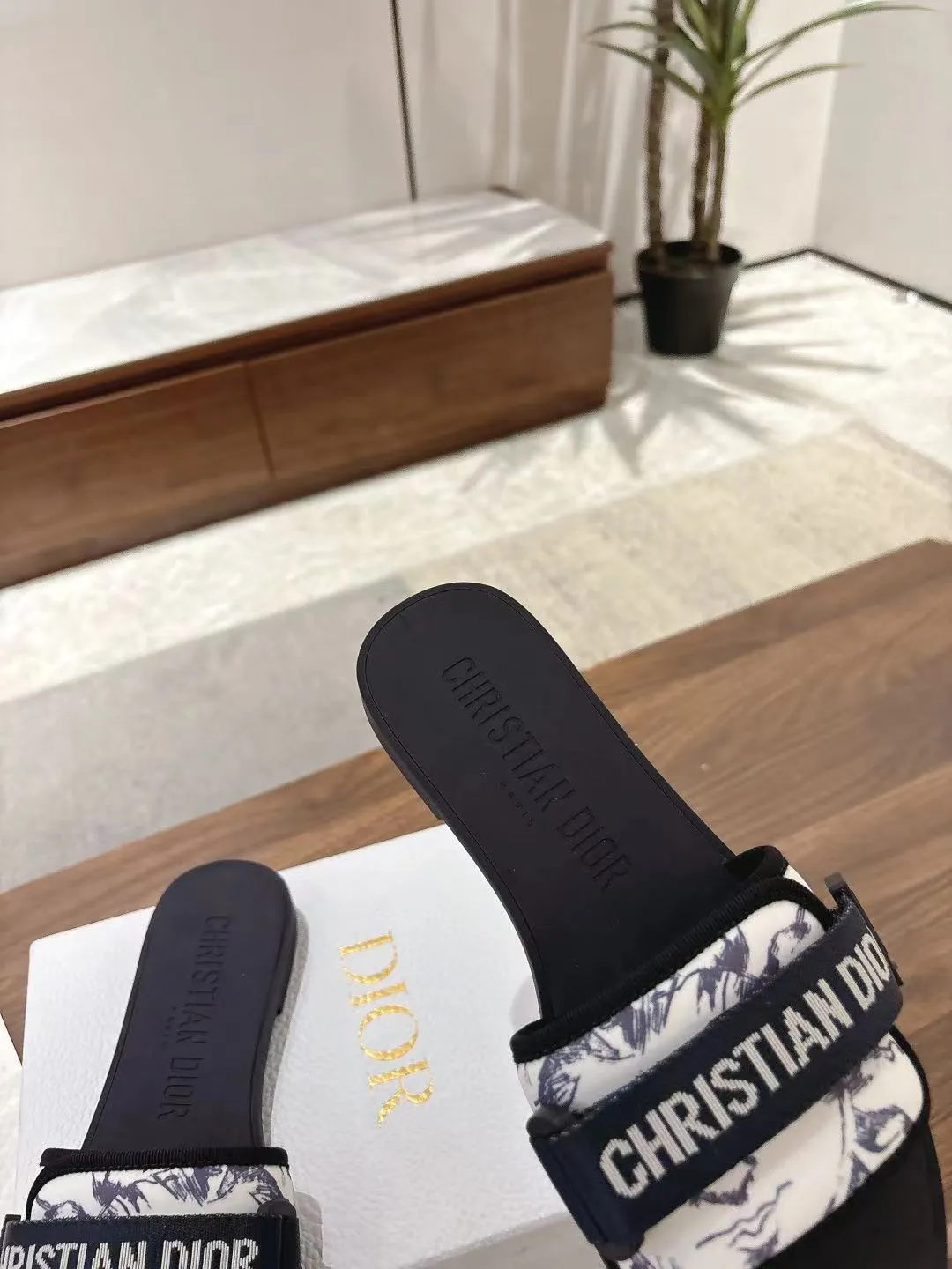 👟👟Ex-factory price 380👟👟 Dior D’s latest series of Velcro buckle sandals and slippers in new colors! Perfect reproduction of the original version, the most popular color matching fabric, super layered ▪️Original molded high-end TPU outsole (not ordinary rubber) ▪️Very comfortable and easy to walk. All upper materials are custom-made from the original ▪️3D electric embroidered three-dimensional cloth surface, very versatile, a must-have for lazy people in summer ▪️Number of yards: 35-41